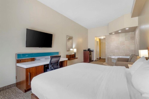 Comfort Suites East image 12