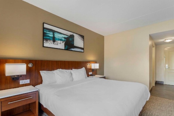 Comfort Suites East image 15