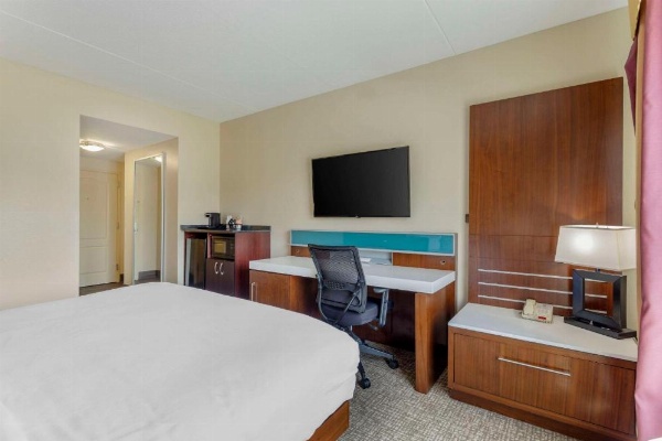 Comfort Suites East image 16