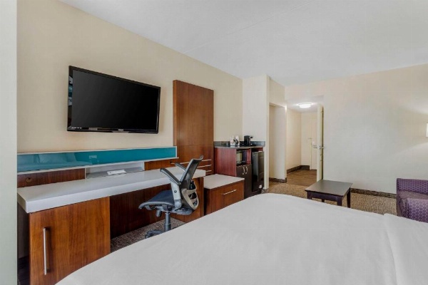 Comfort Suites East image 25